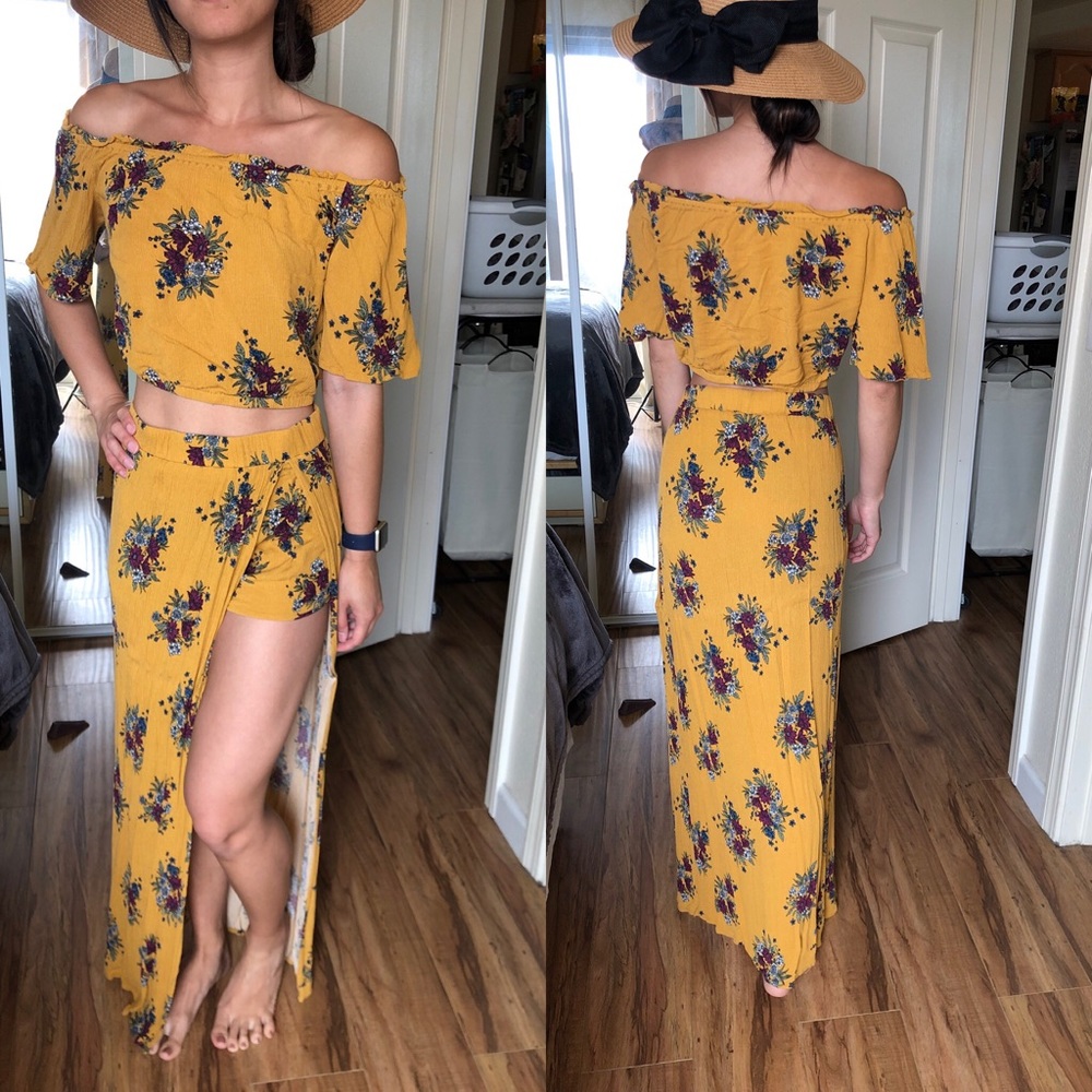 ❌SOLD❌Illa Illa Mustard 2 Piece High Slit